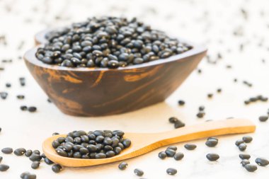 Siyah fasulye ahşap kase - sağlıklı ve beslenme gıda kavramı