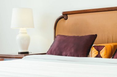 Yatak Dekorasyon iç otel odasının konforlu yastık