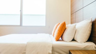 Yatak Dekorasyon iç otel odasının konforlu yastık