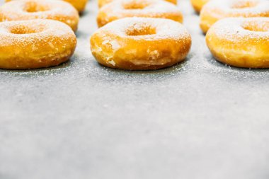 Şekerli tatlı şeker buzlanma ile-üst birçok çörek ile sağlıksız gıda tarzı