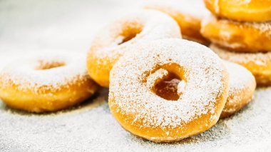 Şekerli tatlı şeker buzlanma ile-üst birçok çörek ile sağlıksız gıda tarzı