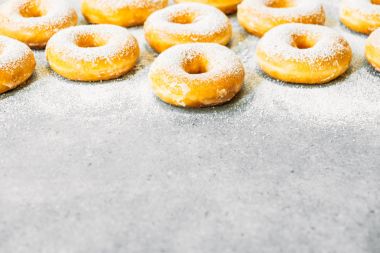 Şekerli tatlı şeker buzlanma ile-üst birçok çörek ile sağlıksız gıda tarzı