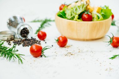 Temiz ve sağlıklı gıda tarzı ahşap kase Sezar salatası ile