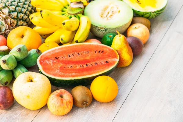 Elma muz portakal ve diğer ahşap arka plan - sağlıklı gıda tarzı ile karışık meyve