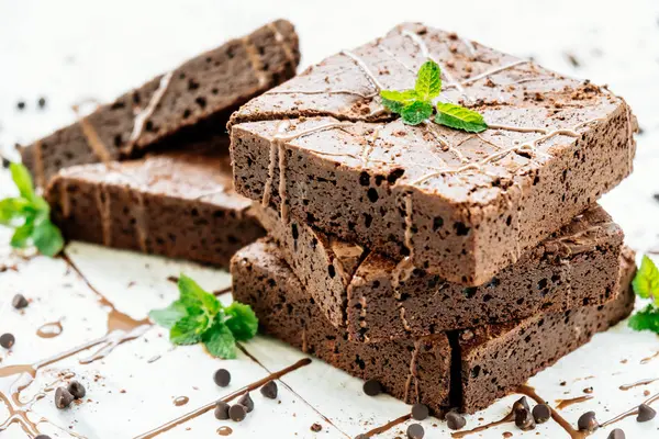 Şekerli tatlı beyaz taş zemin üzerine çikolatalı kek ile