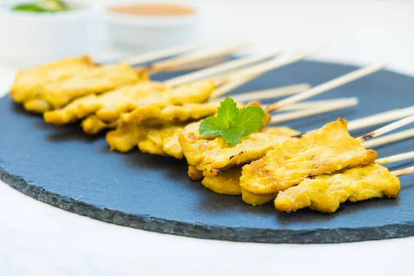 Tavuk satay soslu siyah arduvaz kaplamak üzerinde