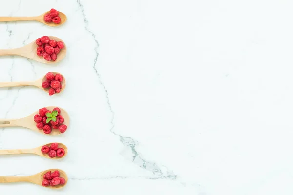 Lamponi Rossi Frutta Ciotola Legno Sul Tavolo — Foto Stock