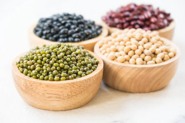 Böbrek mung siyah ve soya fasulyesi - sağlıklı ve beslenme gıda kavramı tarzı ile karışık fasulye