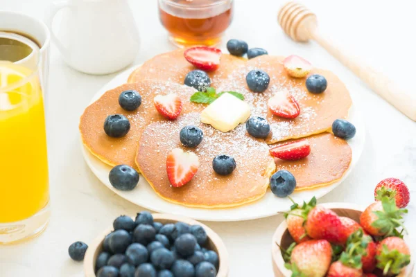 Desayuno Saludable Con Panqueque Arándanos Frutas Fresa Café Negro Leche — Foto de Stock