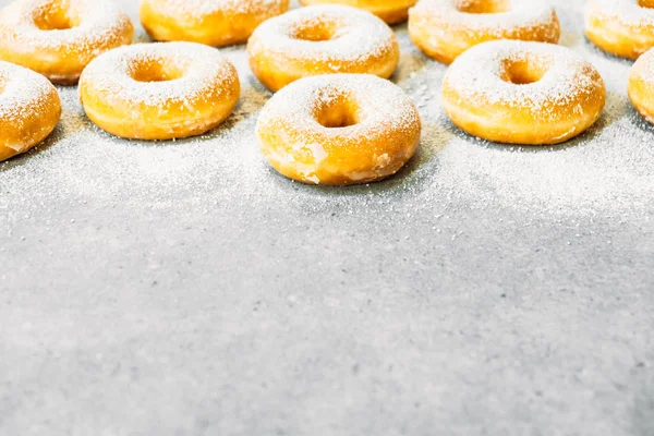 Şekerli tatlı şeker buzlanma ile-üst birçok çörek ile sağlıksız gıda tarzı