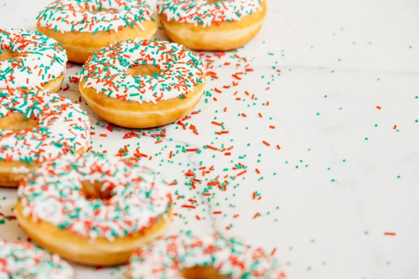 Fánk Fehér Csokoládés Krém Sprinkles Cukor Tető Egészségtelen Élelmiszer Stílusban — Stock Fotó