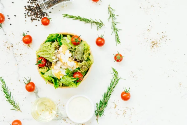 Temiz ve sağlıklı gıda tarzı ahşap kase Sezar salatası ile