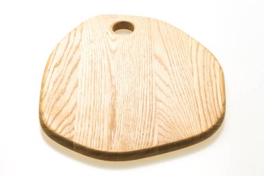 Kahverengi ahşap doğrama ve beyaz arka plan üzerinde izole kesme tahtası