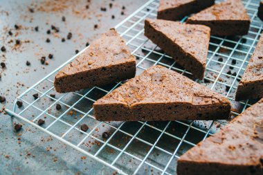 Şekerli tatlı siyah taş zemin üzerine çikolatalı kek ile