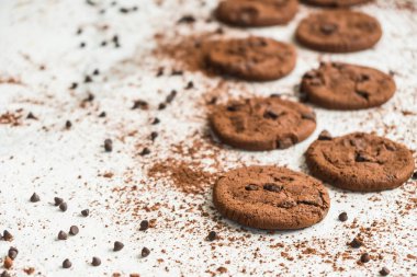 Şekerli tatlı çikolatalı kurabiye ile