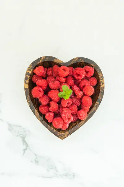 Rode Frambozen Fruit Houten Kom Tafel — Stockfoto