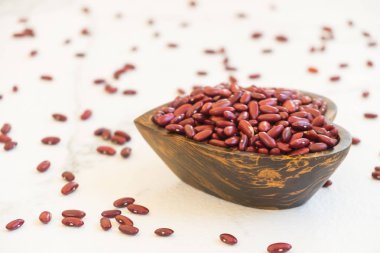 Kırmızı barbunya fasulyesi içinde ahşap kase - sağlıklı ve beslenme gıda kavramı