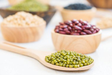 Böbrek mung siyah ve soya fasulyesi - sağlıklı ve beslenme gıda kavramı tarzı ile karışık fasulye