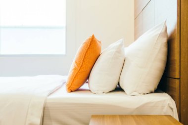 Yatak Dekorasyon iç otel odasının konforlu yastık