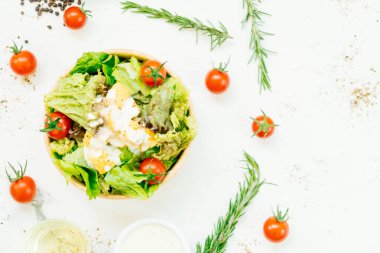 Temiz ve sağlıklı gıda tarzı ahşap kase Sezar salatası ile