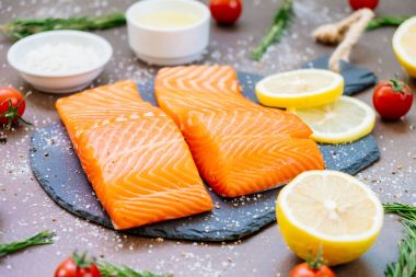 Siyah taş ham ve taze somon eti filetosu domates limon ve diğer madde - sağlıklı gıda tarzı ile kayrak