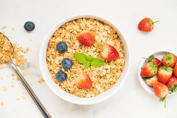 Υγιεινό Πρωινό Που Granola Μύρτιλο Και Φράουλα Και Μαύρο Καφέ — Φωτογραφία Αρχείου