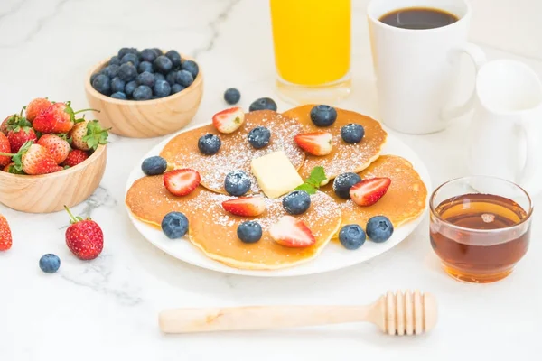 Desayuno Saludable Con Panqueque Arándanos Frutas Fresa Café Negro Leche —  Fotos de Stock