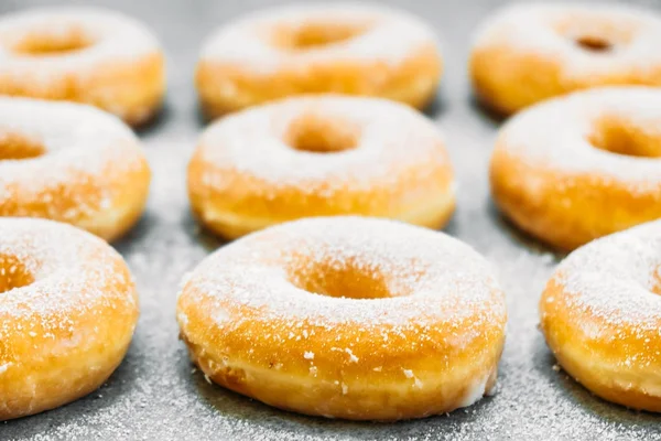 Şekerli tatlı şeker buzlanma ile-üst birçok çörek ile sağlıksız gıda tarzı