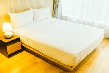 Yatak odasının iç tarafında beyaz yastık var.