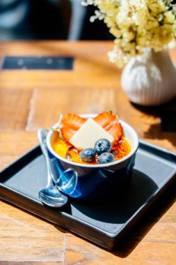 Şekerli tatlı karamel krem brulee ile