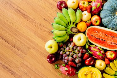 Kopya alanı - sağlıklı gıda kavramı ile ahşap arka plan üzerinde çeşitli ve karışık meyve