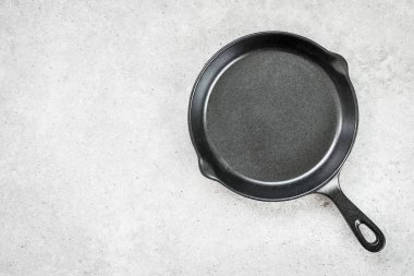 Siyah taş zemin üzerine demir pan