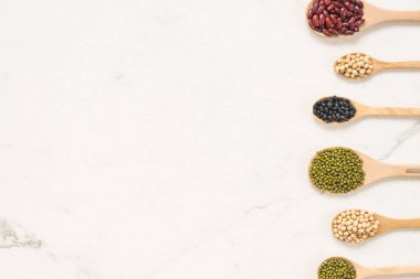 Böbrek mung siyah ve soya fasulyesi - sağlıklı ve beslenme gıda kavramı tarzı ile karışık fasulye
