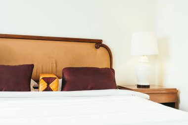 Yatak Dekorasyon iç otel odasının konforlu yastık