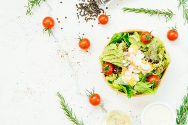 Temiz ve sağlıklı gıda tarzı ahşap kase Sezar salatası ile