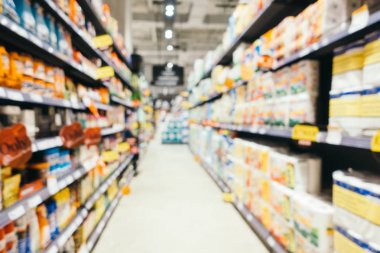 Soyut bulanıklık ve süpermarkette alışveriş bölümü s defocused