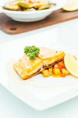 Somon et ve fileto biftek beyaz plaka - sağlıklı gıda tarzı