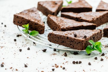 Şekerli tatlı beyaz taş zemin üzerine çikolatalı kek ile