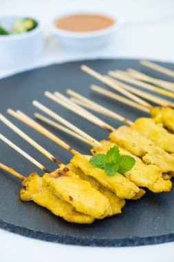 Tavuk satay soslu siyah arduvaz kaplamak üzerinde