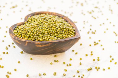 Yeşil mung fasulye ahşap kase - sağlıklı ve nutririon gıda kavramı stili