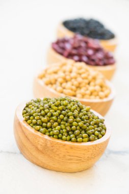 Böbrek mung siyah ve soya fasulyesi - sağlıklı ve beslenme gıda kavramı tarzı ile karışık fasulye