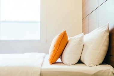 Yatak Dekorasyon iç otel odasının konforlu yastık
