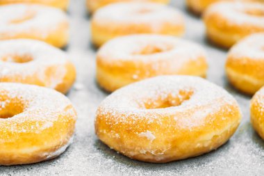 Şekerli tatlı şeker buzlanma ile-üst birçok çörek ile sağlıksız gıda tarzı