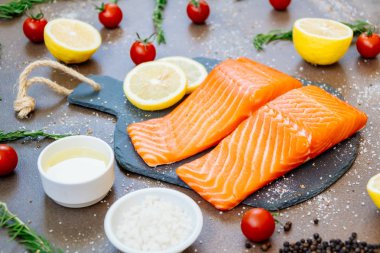 Siyah taş ham ve taze somon eti filetosu domates limon ve diğer madde - sağlıklı gıda tarzı ile kayrak