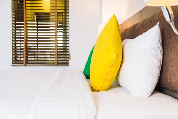 Komfortkissen Auf Bettdekoration Innenraum Des Schlafzimmers — Stockfoto