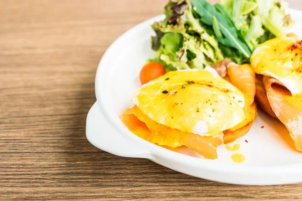 Яйца Бенедикт Копченым Лососем Белой Тарелке Завтрак — стоковое фото