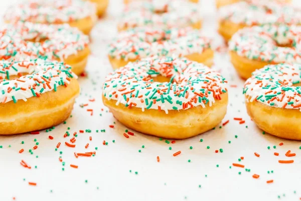 Donuts Mit Weißer Schokoladencreme Und Zucker Darüber Streuen Ungesundes Essen — Stockfoto