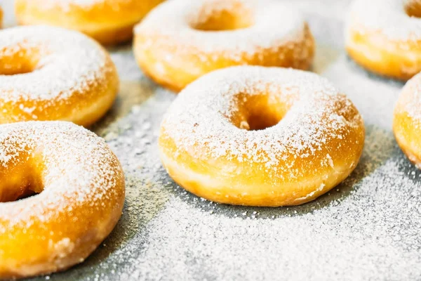 Sobremesa Doce Com Muitos Donuts Cima Com Cobertura Açúcar Estilo — Fotografia de Stock