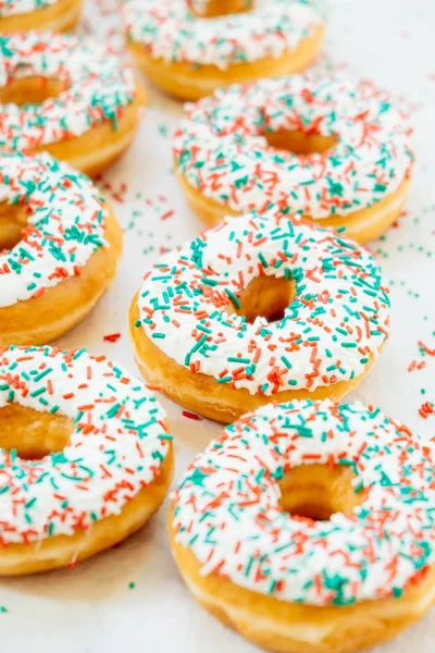 Donuts Con Crema Chocolate Blanco Espolvorea Azúcar Parte Superior Estilo —  Fotos de Stock