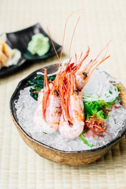 Ham ve taze karides veya karides sashimi - Japon gıda tarzı